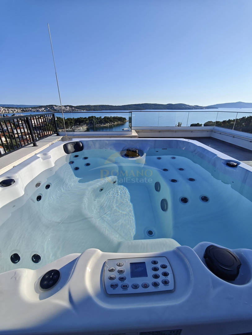 Attico di lusso a Okrug Gornji/Čiovo con terrazza sul tetto